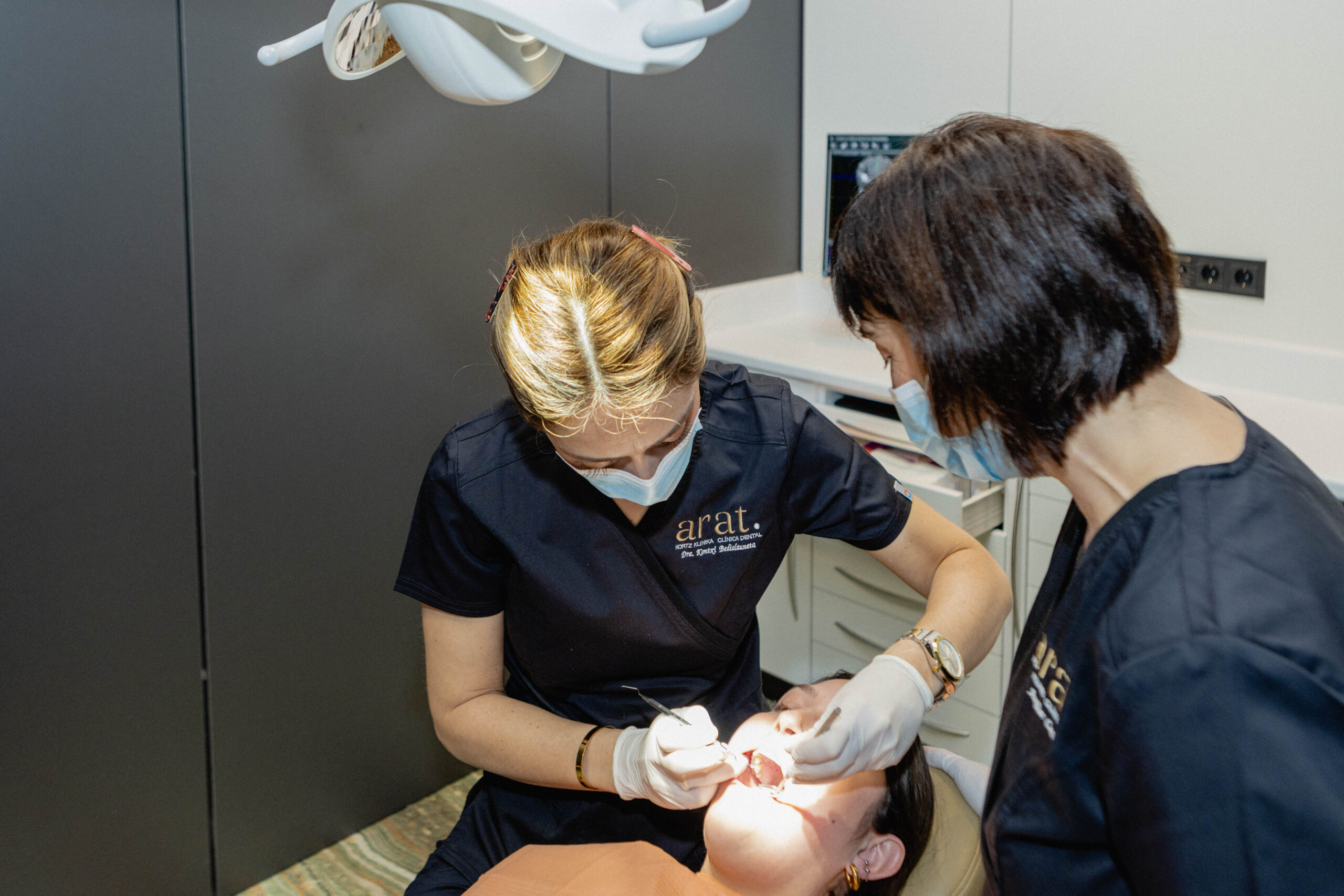 Implantes dentales en Eibar en la clínica dental Arat Klinika
